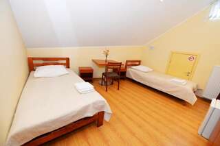 Гостевой дом Sveciu Namai Klaipeda Inn Клайпеда Двухместный номер с 2 отдельными кроватями и общей ванной комнатой-13